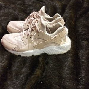 Beautiful cream colored Huaraches Nikes
